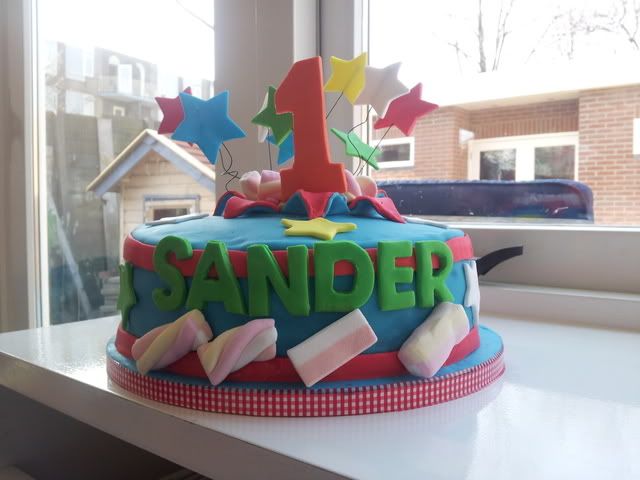 http://i247.photobucket.com/albums/gg129/daantje32/taart1jaarSander.jpg